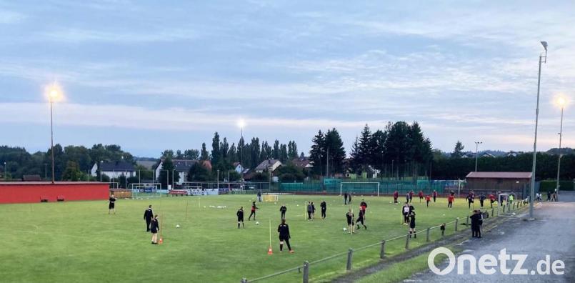 Noch beleuchten den Trainingsplatz aus der Mode gekommene Quarzdampflampen. Diese sollen bald durch moderne und stromsparende LED - Leuchten ersetzt werden. Bild: ü