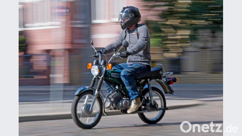 Die Polizei in Oberösterreich kontrollierte am Mittwoch einen Bayer mit einer Bierkiste auf dem Moped. Symbolbild: Hendrik Schmidt/dpa