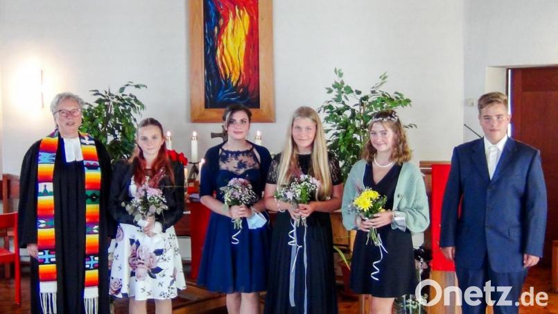 Das Bild entstand nach der Konfirmation und zeigt von links Pfarrerin Heidi Gentzwein, Leonie Zahn (Nabburg), Carina Schmidt (Pfreimd), Lea Schatz (Stulln), Hannah Schmidberger (Schwarzenfeld) und Max Strehl (Pfreimd). Bild: Roland Willecke/exb