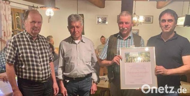 Für seine Verdienste um die Holzverwertungsgenossenschaft ist Ferdinand Köstler zum Ehrenvorsitzenden ernannt worden. Von links Aufsichtsratsvorsitzender Ludwig Weiß, Lorenz Hebert, Ferdinand Köstler und Vorstand Robert Weiß Bild: exb