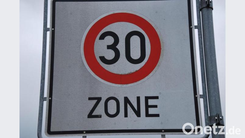 Wo darf die Gemeinde Ammerthal dieses Schild aufstellen? Darüber haben die Mehrheit des Gemeinderats und das Landratsamt unterschiedliche Auffassungen. Bild: gsp