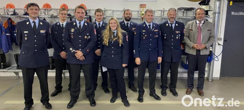 Während Johann Gietl und Richard Irlbacher in den passiven Dienst verabschiedet wurden, durften sich einige aktive Mitglieder über Beförderungen oder Ehrungen viele Dienstjahre freuen. Bild: aub