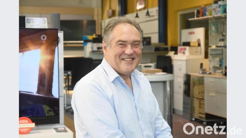 Gefeiert wird später. Manfred Schiller steht auch an seinem 60. Geburtstag im Laden. Bild: Gabi Schönberger