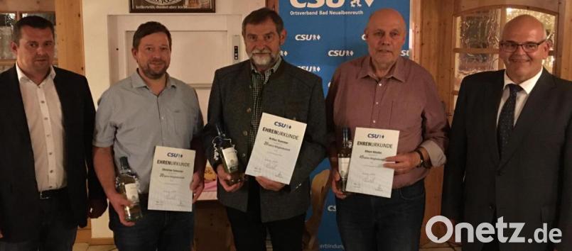 Der neue Vorsitzende Christian Hebert (von links) zusammen mit den geehrten Mitgliedern Christian Schnurrer, Arthur Sommer und Albert Köstler Bild: CSU Bad Neualbenreuth/exb