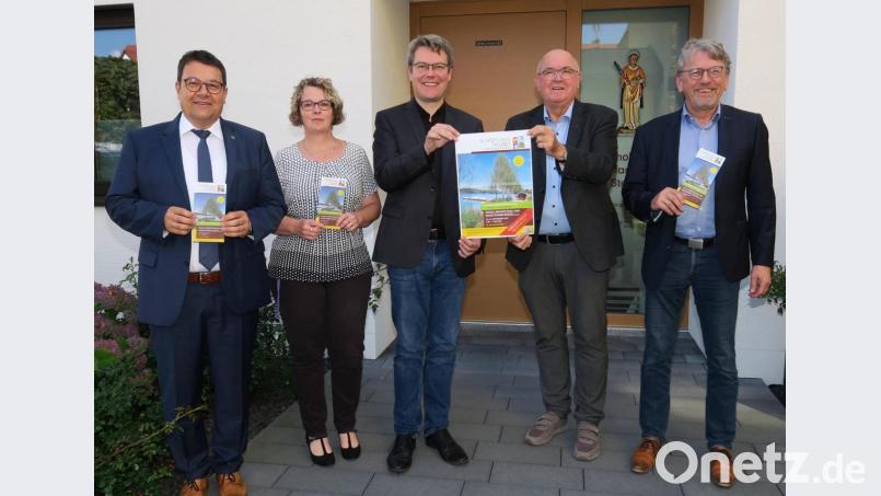 Bürgermeister Thomas Falter, die Leiterin des Mehrgenerationenhauses, Stefanie Staudenmayer, Pfarrer Christoph Melzl, Dekan Hans Amann und Pfarrgemeinderatssprecher Gerd Reimer (von links) werben für die Teilnahme am 17. Schöpfungstag am Samstag in Wackersdorf. Bild: Hirsch