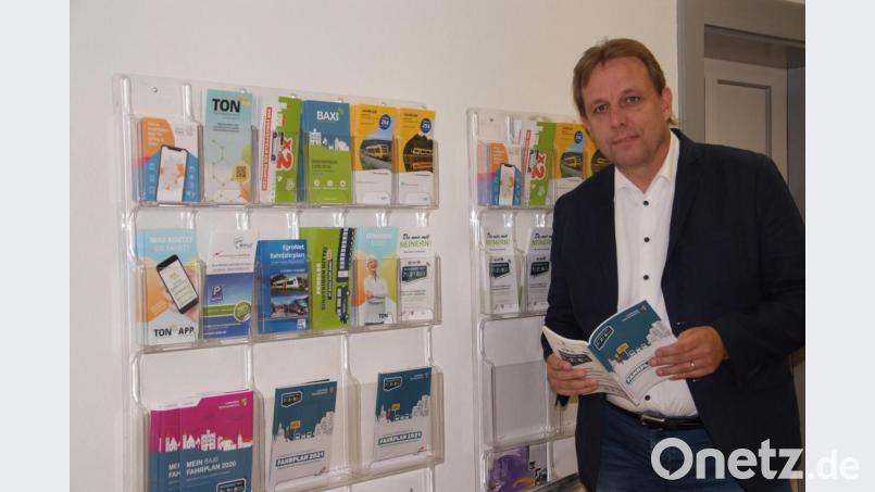 In allen Gemeinden bereits vorrätig ist der neue Baxi-Fahrplan, den Jürgen Kreuzer hier am Schriftenstand im Landratsamt präsentiert. Bild: as