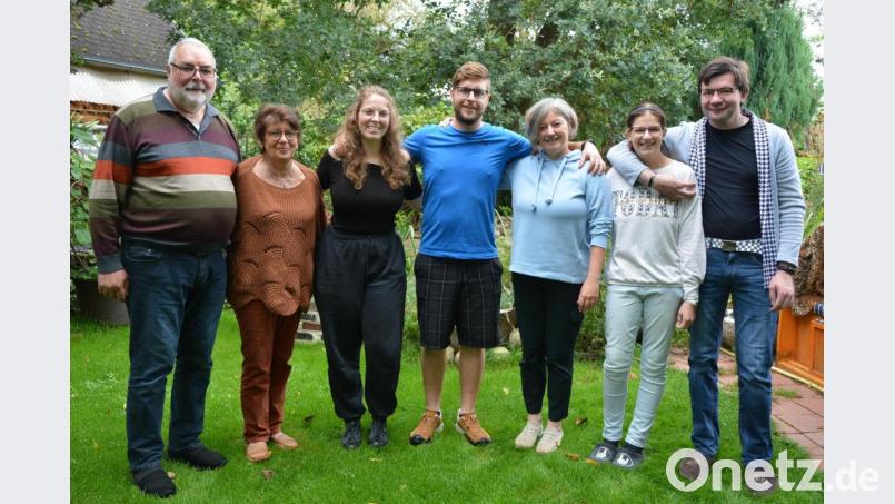 Verwandtentreffen im Garten nach der fünftägigen Anreise: Gastgeber Werner und Gaby Hoschopf (von links) freuten sich mit Sohn Gerald und Schwiegertochter Melanie (von rechts) über den Besuch von Karin, Christoph und Ulrike Dorner. Bild: jr