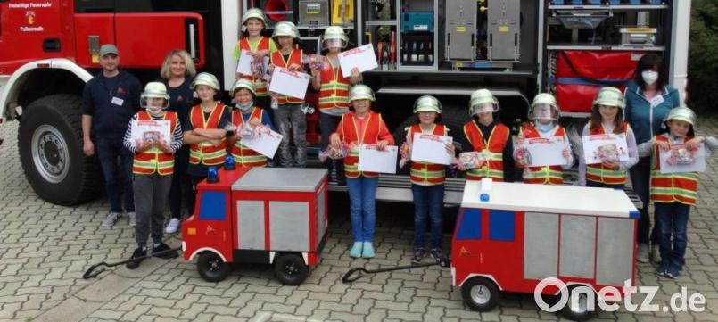 Die &quot;Steinwaldlöscher&quot; freuten sich über ihren Preis, den sie von den Verantwortlichen der Pullenreuther Feuerwehr erhielten. Links hinten Kommandant Andreas Philipp und Bianca Rothe, rechts hinten Kerstin Skalsky. Bild: twg