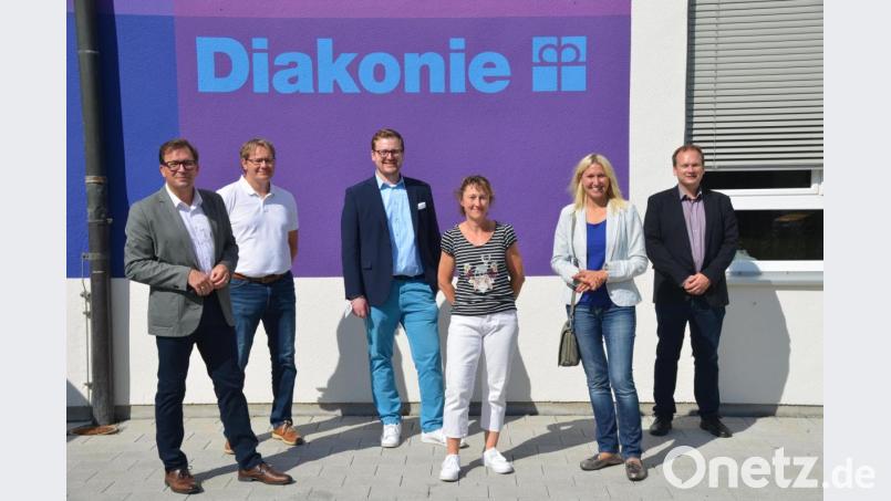 Ein Besuch galt auch der Seniorentagesstätte Senta: (von links) CSU-Ortsvorsitzender Franc Dierl, Gemeinderat und Fraktionsvorsitzender Matthias Busch, stellvertretender JU-Bundesvorsitzender Markus Täuber, stellvertretende Pflegedienstleiterin Karina Volkmann, Bundestagsabgeordnete Silke Launert und Bürgermeister Christian Porsch. Bild: ak