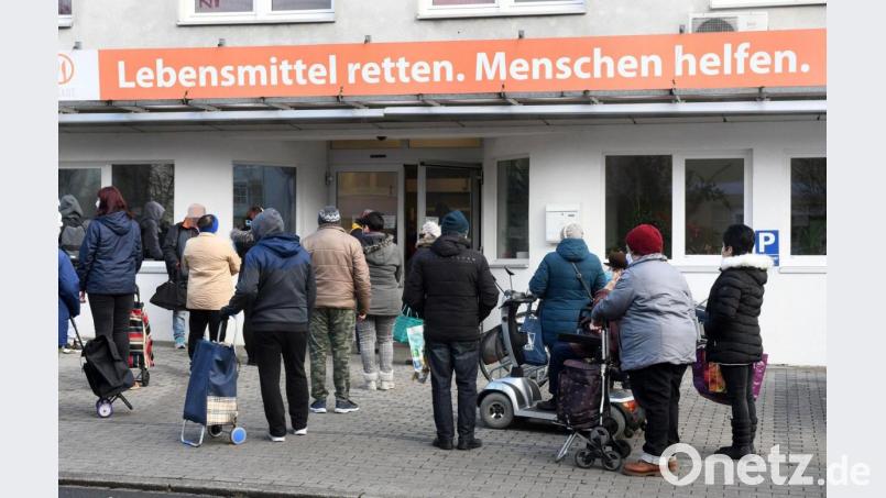 Menschen stehen Schlange, weil sie auf Lebensmittel der Weidener Tafel warten. Sie zu bedienen, wird immer schwerer, sagt Tafel-Chef Gebhardt. Fehlender Impfschutz bei vielen Abholern mache immer mehr Mitarbeitern Angst. Archivbild: Gabi Schönberger