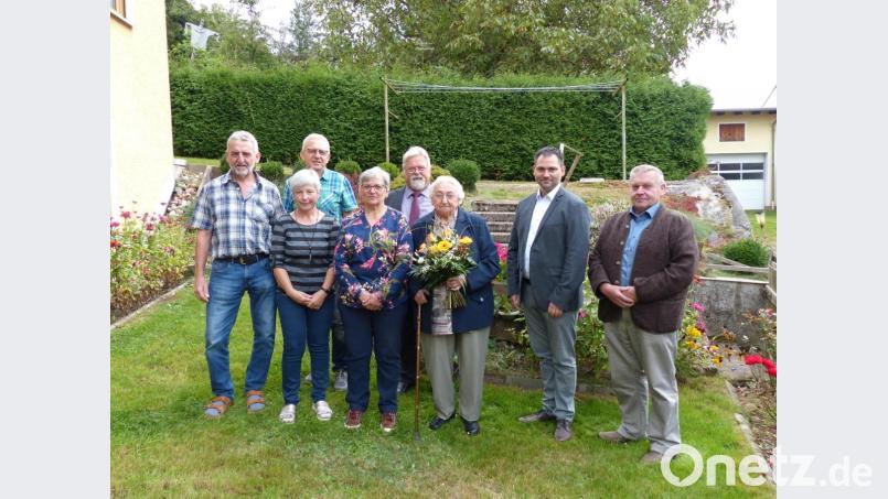 Franziska Hero (Mitte) feierte mit Sohn Georg (von links), Schwiegertochter Elfi, Sohn Gerhard, Tochter Veronika, Pfarrer Arnold Pirner, Bürgermeister Sebastian Hartl und Johann Kick 90. Geburtstag. Bild: hme