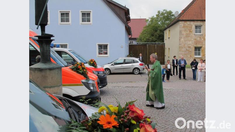 Pfarrer Christian Schulz bei der Segnung der drei Fahrzeuge. Bild: Volker Jung