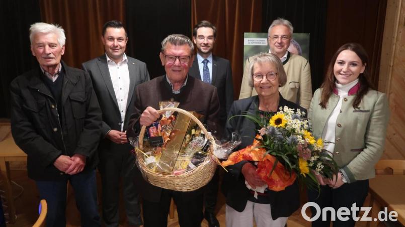 Der CSU-Ortsverband Rehbühl ehrt seine langjährigen Vorstandsmitglieder Rosemarie und Adolf Baumann. Bild: Kunz
