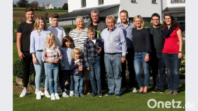 Goldene Hochzeit feierten Monika (Siebte von links) und Friedbert Schröck (Zehnter von links) am Wochenende. Das Jubelpaar freute sich über die Glückwünsche der Familie. Im Namen der Marktgemeinde gratulierte Bürgermeister Wolfgang Braun (Neunter von links). Bild: wro