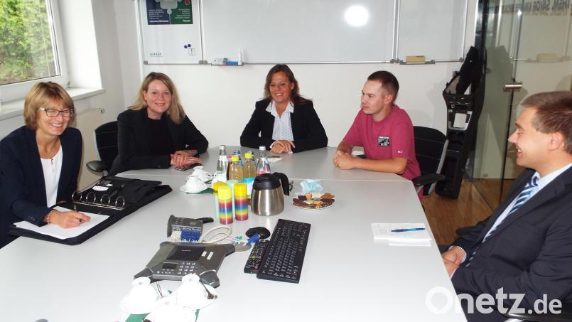 Von links Stefanie Neufeld, Leiterin der Geschäftsstelle Amberg, Silke Grimm, Vorsitzende der Geschäftsführung Agentur für Arbeit Schwandorf, Bettina Schönenberg, Leiterin Personalabteilung Birner Kunststofftechnik, Andreas Ziefle, Andre Stephan-Park (Agentur für Arbeit). Bild: e