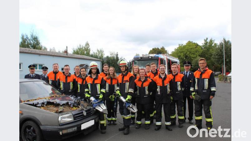 Die Aktiven der Feuerwehr Waldsassen nach der erfolgreich bestandenen Leistungsprüfung mit den drei Schiedsrichtern Kreisbrandinspektor Lorenz Müller (links) und den Kreisbrandmeistern Roland Frank (Zweiter von links) und Kreisbrandmeister Wolfgang Fischer (Zweiter von rechts). Es gratulierte zudem der Kommandant der Feuerwehr Waldsassen, Tobias Tippmann (rechts). Bild: flm