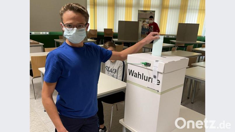 Fabian Remer (M10.1) wirft seinen Stimmzettel in die versiegelte Urne zur Juniorwahl. Bild: pad