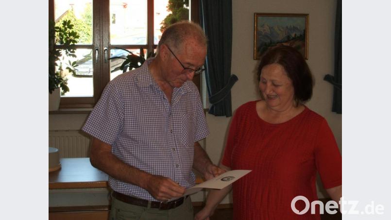 &quot;7er&quot;- Vorsitzender Peter Ertl zeichnet die treue Kameradin Brigitte Stadler für 25-jährige Treue aus. Bild: hcz