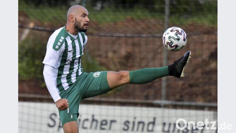 Fußballkunst ist gefragt gegen den Tabellenletzten: Nico Becker von der DJK Gebenbach zeigt, wie es geht.
Bilder: Hubert Ziegler Archivbild: Ziegler