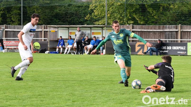 Manuel Dürbeck (Mitte) hemmen seit dem ersten Spieltag Adduktorenprobleme. Der Mitterteicher Kapitän stellte sich immer wieder in den Dienst der Mannschaft, war durch die Verletzung aber nicht in der Lage, sein Potenzial komplett abzurufen. Archivbild: gb