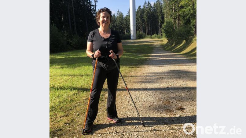 ÖDP-Kandidatin Susanne Witt plaudert bei einer Runde Nordic Walking über sich und ihre politischen Themen. Nicht ganz zufällig führt die Strecke , die sie ausgesucht hat, direkt zu einem großen Windrad - eines ihrer Herzensanliegen im Zusammenhang mit der Energiewende. Bild: eik
