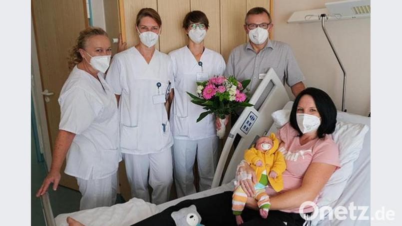 Mama Simone Aschenbrenner mit der kleinen Theresa und (hinten, von links) Elke Lotter(Stationsleitung), Sylvia Gisber (Oberärztin), Evelyn Di Noto (Hebamme) sowie Manfred Wendl, Vorstand des Klinikums St. Marien Amberg. Bild: Klinikum/Uschold/exb