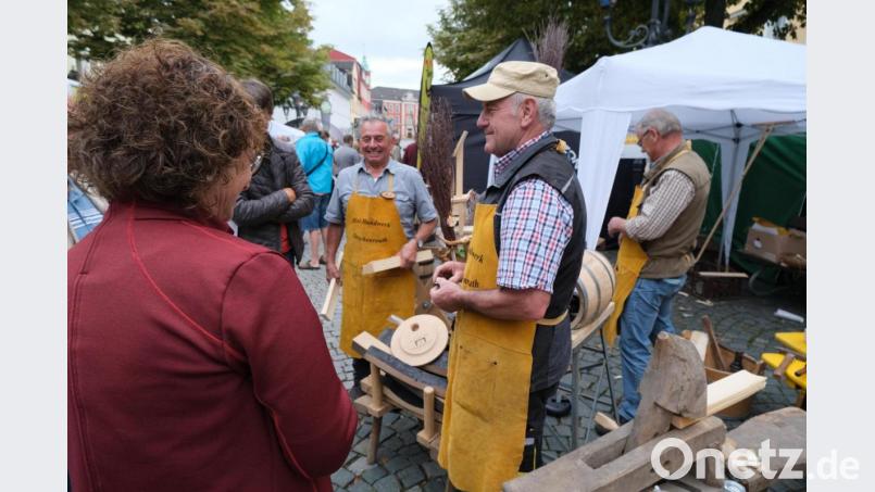Als wahrer Besuchermagnet erwies sich der Stand der Handwerkerscheune. Lebendig erzählte Herbert Konrad vom Fassbinderhandwerk. Bild: hba