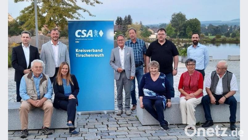 Beim CSA-Treffen in Tirschenreuth mit dabei waren auch Gewerkschaftssekretärin und Bezirksrätin Marina Mühlbauer (vorne, Zweite von rechts), CSA-Kreisvorsitzender Huberth Rosner (hinten, Dritter von links), der frühere Bundestagsabgeordnete Reiner Meier (hinten, Fünfter von links) und CSA-Bezirksvorsitzender Armin Bulenda (hinten, Zweiter von rechts). Bild: exb