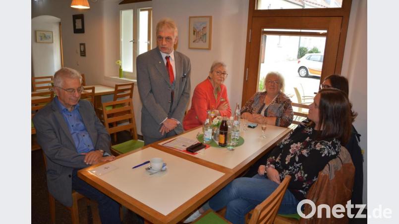 AWO-Kreisvorsitzender Edwin Ulrich (stehend) betonte bei der Jubiläumsfeier, dass das Mehrgenerationenhaus für soziale Nähe und Begegnungen stehe. Links neben ihm der frühere Landrat Karl Haberkorn, rechts neben ihm die frühere AWO-Kreisgeschäftsführerin Hannelore Bienlein-Holl. Bild: jr