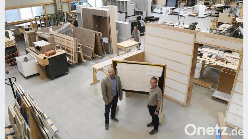 Die Geschäftsführer Thomas Wagner (vorne, links) und Martin Kick (vorne, rechts) haben die Arnold-Möbelmanufaktur in den vergangenen zehn Jahren als Global Player auf dem Markt positioniert. Bild: Gabi Schönberger