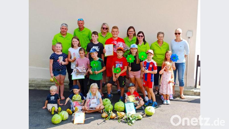 Das Bild zeigt Vorstandschaftsmitglieder im grünen Shirt und die teilnehmenden Kinder des Gartenbauvereins nach der Preisverleihung. Bild: Sybille Peter/exb