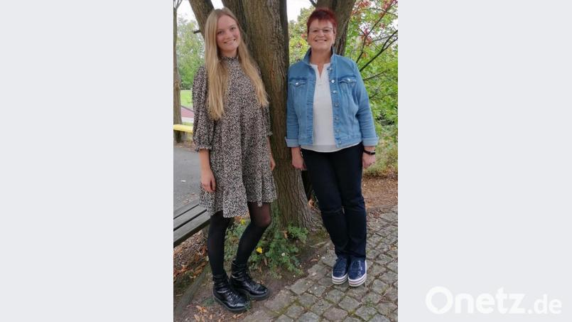 Herzlich begrüßte Rektorin Sigrid Reger-Scharf (rechts) Lehramtsanwärterin Lara Reiter an der Grundschule Krummennaab Bild: Grundschule Krummennaab/exb