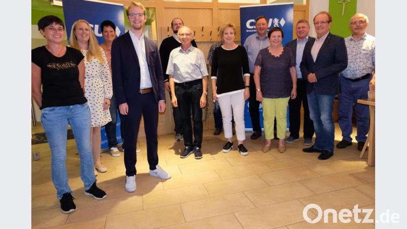 Der neue Vorstand des CSU-Ortsverbandes Hirschau (von links): Annemarie Schinabeck, FU-Ortsvorsitzende Michaela Meier, Birgit Birner, Vorsitzender Florentin Siegert, Martin Brunner, Alfred Härtl, Richard Neumann (verdeckt), Rosi Schönberger, Martin Meier, 2. Bürgermeisterin Bärbel Birner, stellvertretender Vorsitzender Martin Merkl, stellvertretender Vorsitzender Hans-Jürgen Schönberger und Reinhold Birner. Bild: u