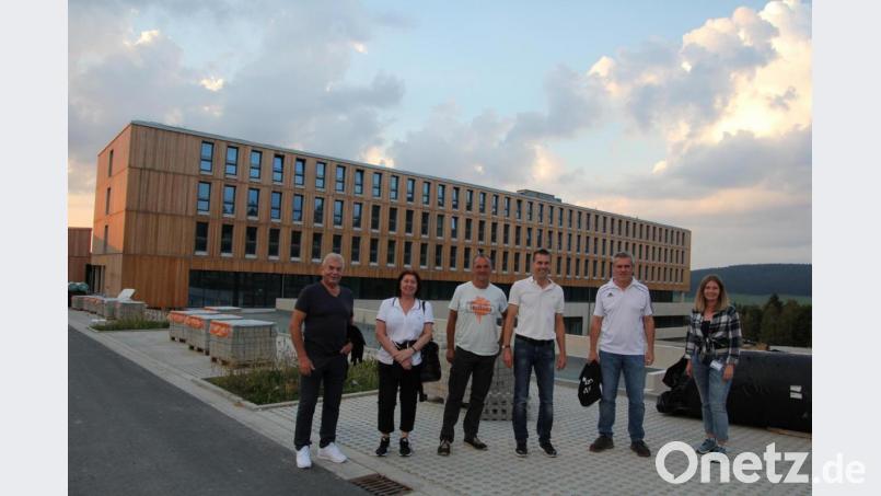 Eine Delegation des BLSV-Kreises Tirschenreuth mit Vorsitzendem Andreas Malzer (Dritter von rechts) besuchte das neue BLSV-Sportcamp Nordbayern in Bischofsgrün. Nana Gruchot (rechts) führte die Gäste durch das Sportcamp und den Hotelbereich. Bild: kro