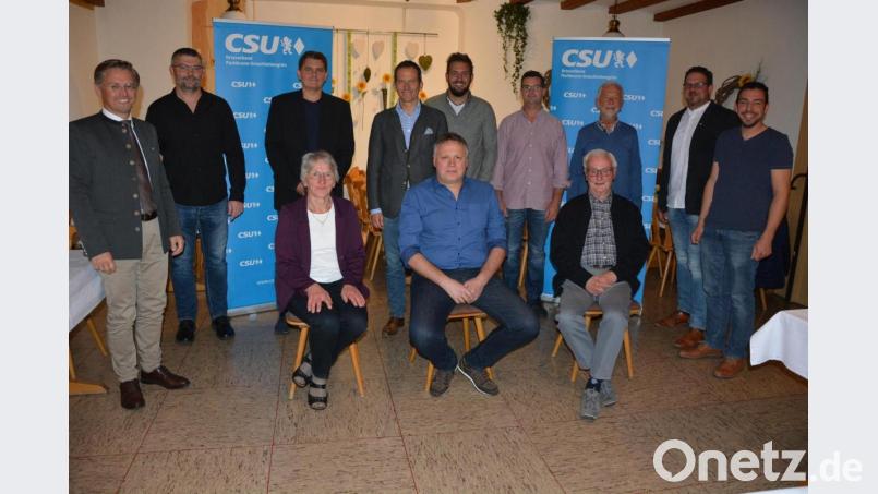Neuwahlen standen bei der CSU Pechbrunn-Groschlattengrün an. Im Bild (sitzend, von links) Frieda Vogelhuber, Vorsitzender Josef Hollmann und Rudolf Dreßel sowie (stehend, von links) Kreisvorsitzender und MdL Tobias Reiß, Johannes Wolfrum, Markus Renner, MdB Albert Rupprecht, Dominik Wolf, Matthias Hecht, Ludwig Hecht, Stephan Schübel und Christian Grillmeier. Bild: jr
