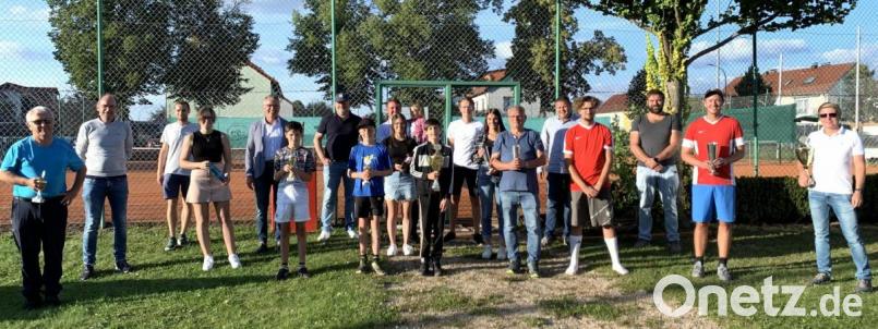 40 Teilnehmer verzeichnete die Tennis-Stadtmeisterschaft. Im Bild die besten Teilnehmer mit den TC-Vertretern sowie Bürgermeister Franz Stahl und ATSV-Vorsitzendem Jürgen Steinhauser. Bild: exb