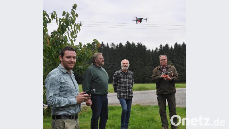 Die Jagdgenossenschaft Oberlind mit Vorsitzendem Josef Meißner (Zweiter von rechts) und dem ehemaligen Stellvertreter Hans Bayerl (Zweiter von links) spendeten 2000 Euro zur Drohnenanschaffung. Die Jägerpiloten Johannes Hartwig (links) und Martin Vogt (rechts) retteten allein in der vergangenen Mähsaison 32 Rehkitzen das Leben in den Oberlinder Fluren. Bild: doj