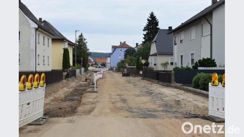 Der Bauabschnitt I in der Bahnhofstraße geht seinem Ende entgegen. Bis zum Spätherbst soll die Straße asphaltiert werden. Bild: bnr