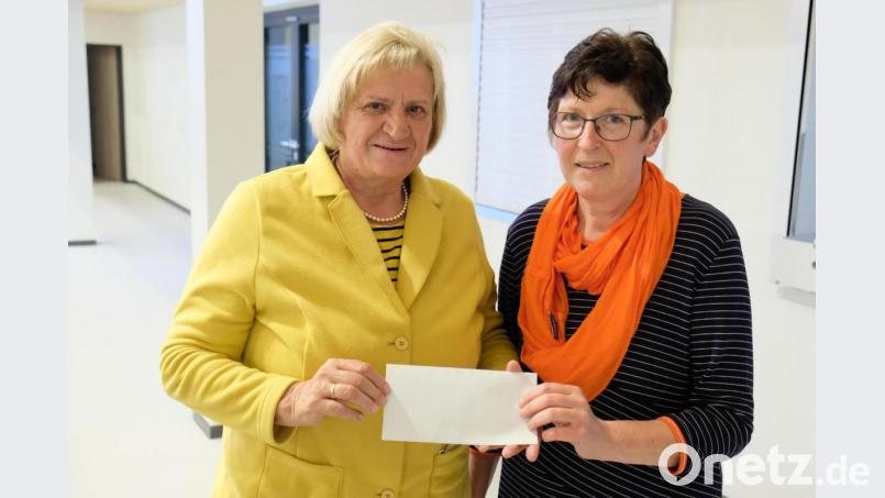 Für den Hospizverein freut sich Hildegard Haupt (links) über eine Spende in Höhe von 400 Euro von Frauenbund-Sprecherin Elisabeth Nickl. Bild: do