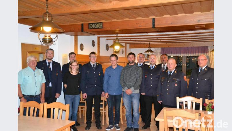 Nach der Generalversammlung der Feuerwehr Bernrieth präsentiert sich das Vorstandsteam mit einigen neuen Gesichtern. Bild: bml