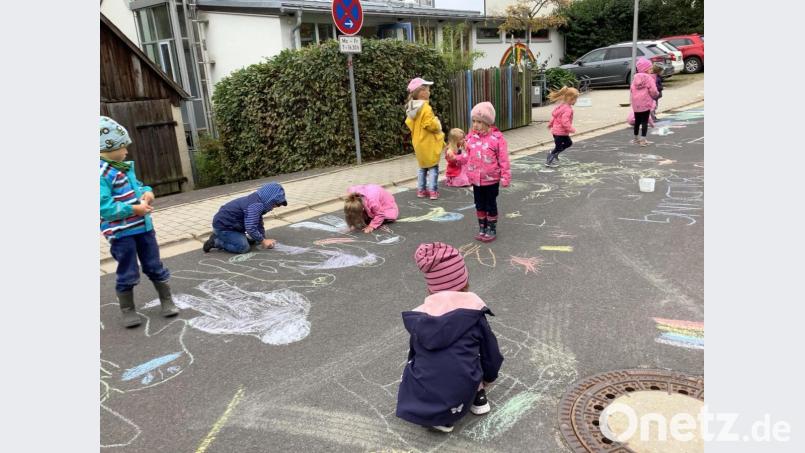 Die Mädchen und Buben der Kindertagesstätte &quot;Haus der kleinen Füße&quot; erobern zum Weltkindertag die Straße. Bild: lrh