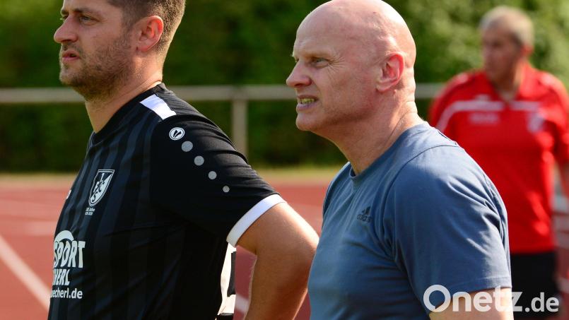 Jürgen Kost (rechts) hat sein Traineramt in Schwarzenfeld zur Verfügung gestellt. Er war erst im Sommer in den Sportpark gekommen. Bild: ham