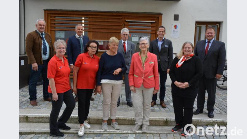 Zehnjähriges Bestehen feierte jetzt das Mehrgenerationenhaus am Kirchplatz in Mitterteich. Im Bild (vorne, von links) Renate Krieglsteiner, Gudrun Brill, Margarethe Wopperer, Hannelore Bienlein-Holl und stellvertretende AWO-Geschäftsführerin Sabine Kirchmann sowie (hinten, von links) Leonbergs Bürgermeister Johann Burger, Landrat Roland Grillmeier, AWO-Kreisvorsitzender Edwin Ulrich, MdB Albert Rupprecht und Mitterteichs Bürgermeister Stefan Grillmeier. Bild: jr