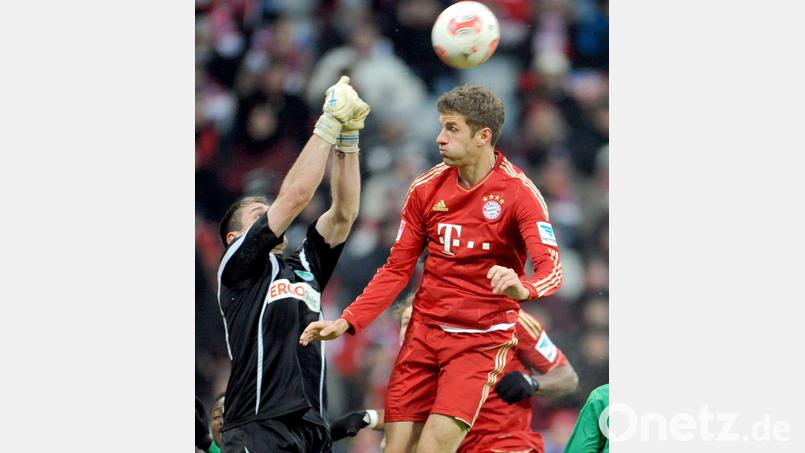 Beim Spiel in München im Januar 2013 klärt Wolfgang Hesl im Fürther Tor vor Bayerns Thomas Müller. Bild: Andreas Gebert/dpa
