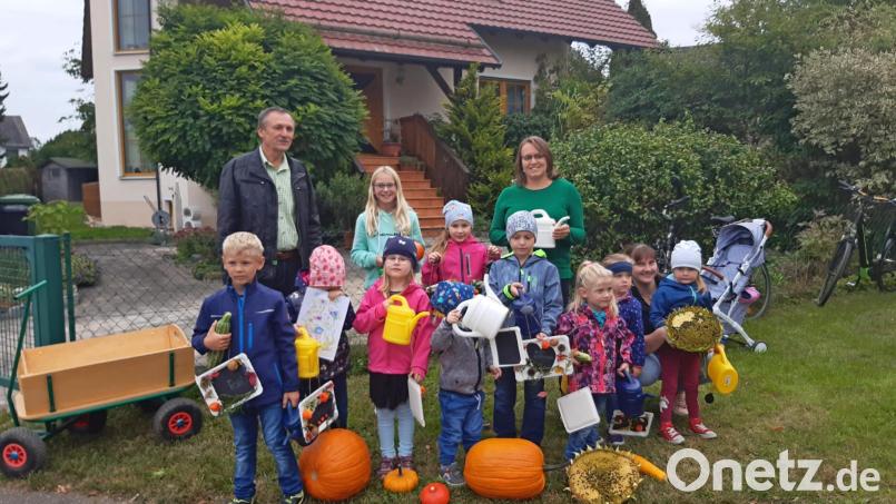 Vorstand Helmut Schönberger und Anita Ries zeigt das Bild mit den begeisterten Kindern. Bild: di