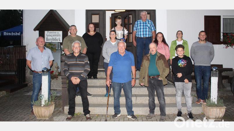 Die Geehrten des Trachtenvereins mit Vorsitzendem Hans-Jürgen Enders (Zweiter von links). Bild: soj