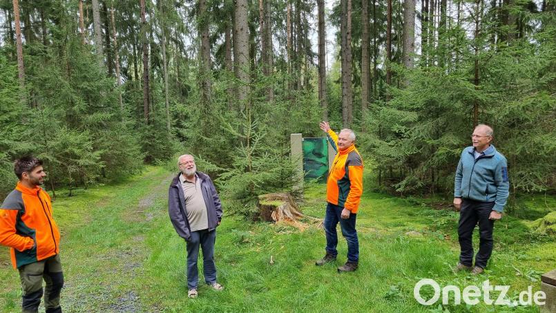 Bei einem Ortstermin informierten Forstbetriebsleiter Norbert Zintl (Zweiter von rechts) und Einsatzleiter Louis Lang (links) über die geplanten Hiebsmaßnahmen im Bereich des Waldbesinnungspfads am Konnsberg. Mit dabei waren Bürgermeister Max Bindl (rechts) und Pfarrseelsorger Pater Benedikt Leitmayr. Bild: jr