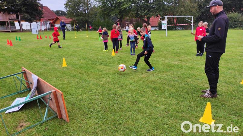 Die FSV - Jugendabteilung am Schulsportplatz mit Schul- und Vorschulkindern Bild: fvo