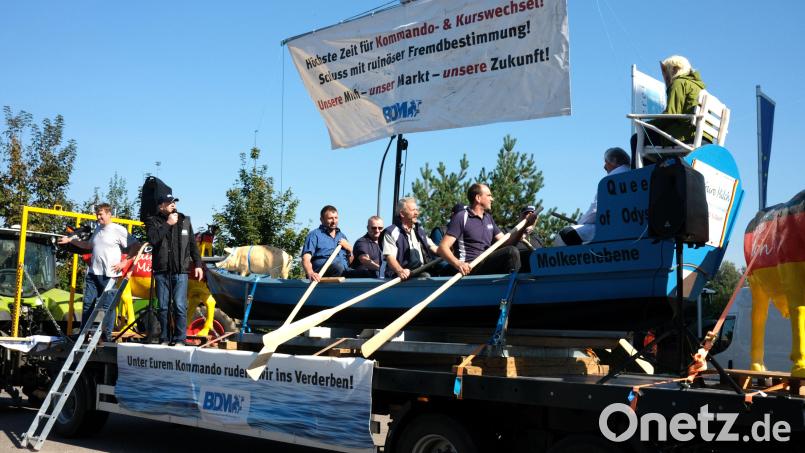 Bundeslandwirtschaftsministerin Julia Klöckner sitzt auf dem Kommandobock und hält die schützende Hand über die Molkereien, die den Milchbauern die Preise diktieren. Der Bund Deutscher Milchviehhalter stellt dieses Szenario mit einem Demo-Wagen dar. Bild: Hirsch