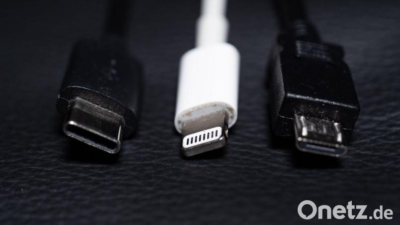 Ein USB-C (l-r), ein Apple Lightning und ein Micro-USB Kabel (l-r) liegen nebeneinander. Bild: Mohssen Assanimoghaddam/dpa